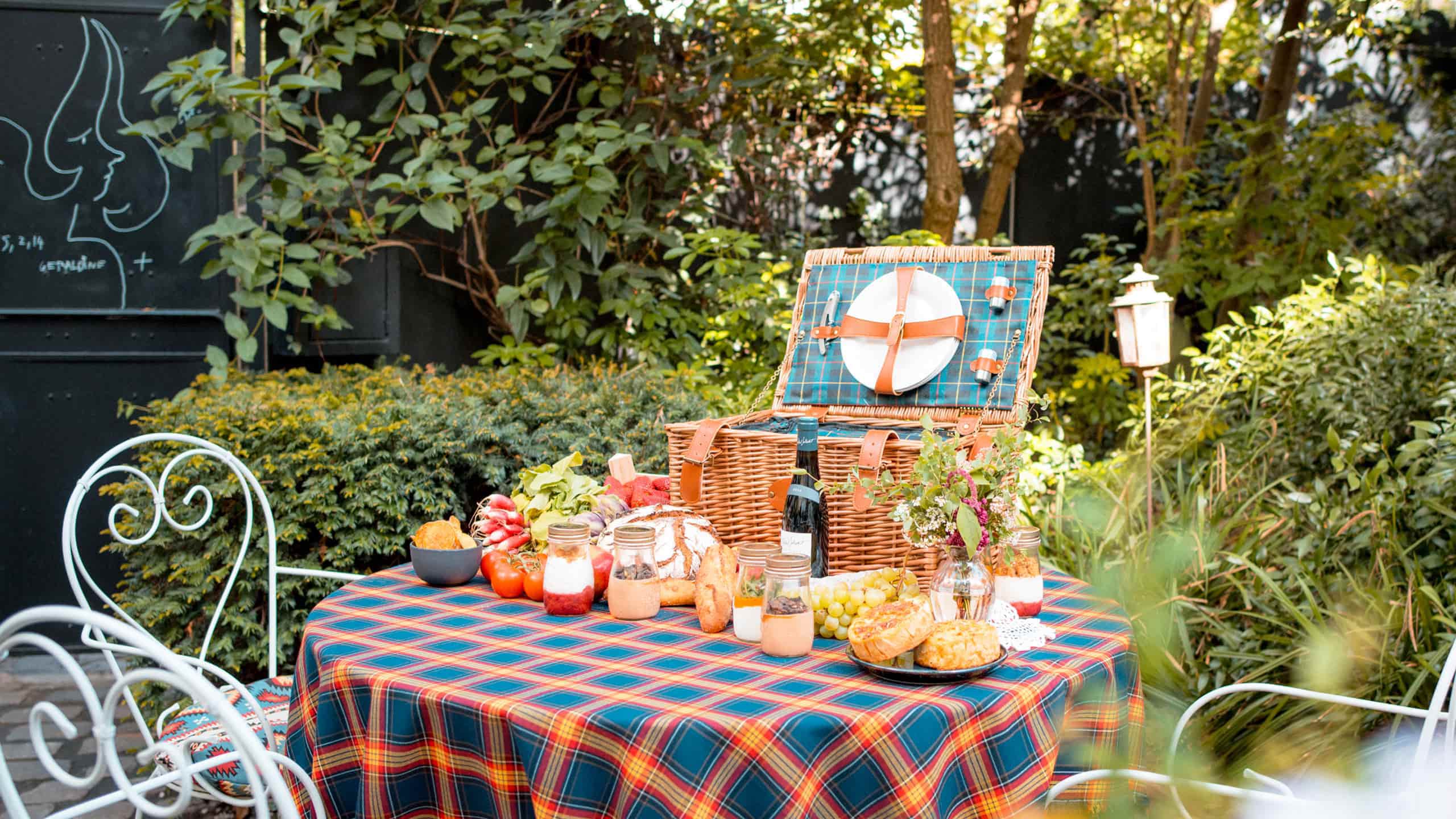 Leather picnic baskets-Les Jardins de la Comtesse en