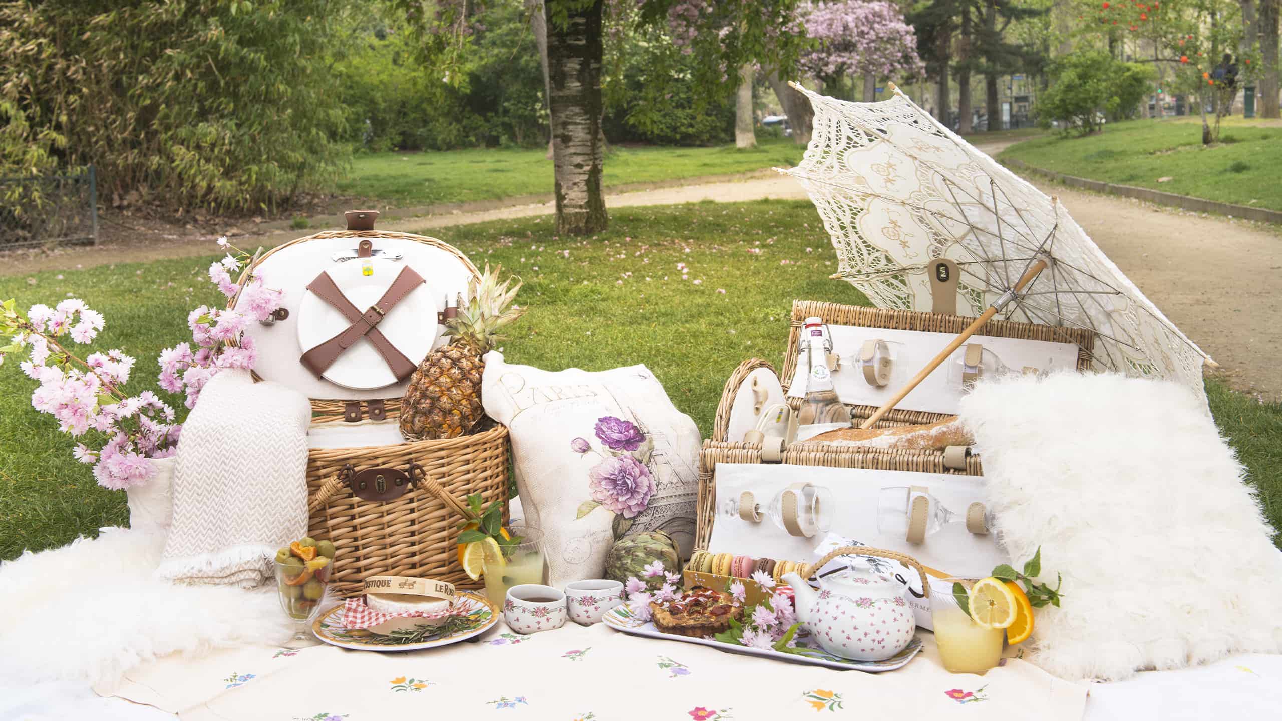 thumbnail image 2 of Les Jardins De La Comtesse - Natural Wicker Bottle Basket - Drink/Wine/ Champagne/Water - 4 Compartments - Picnic Accessory- Includes Corkscrew 25 X 25 X 40 Cm 2 of 9