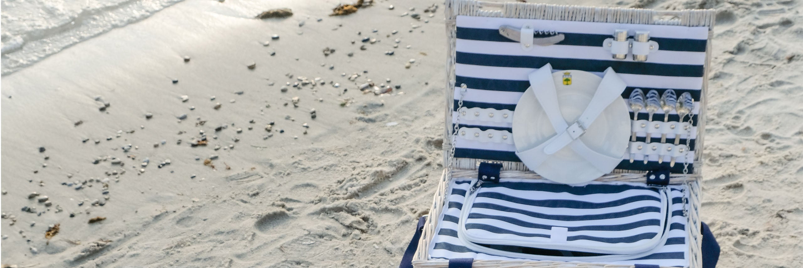 Picnic on the beach-Les Jardins de la Comtesse en