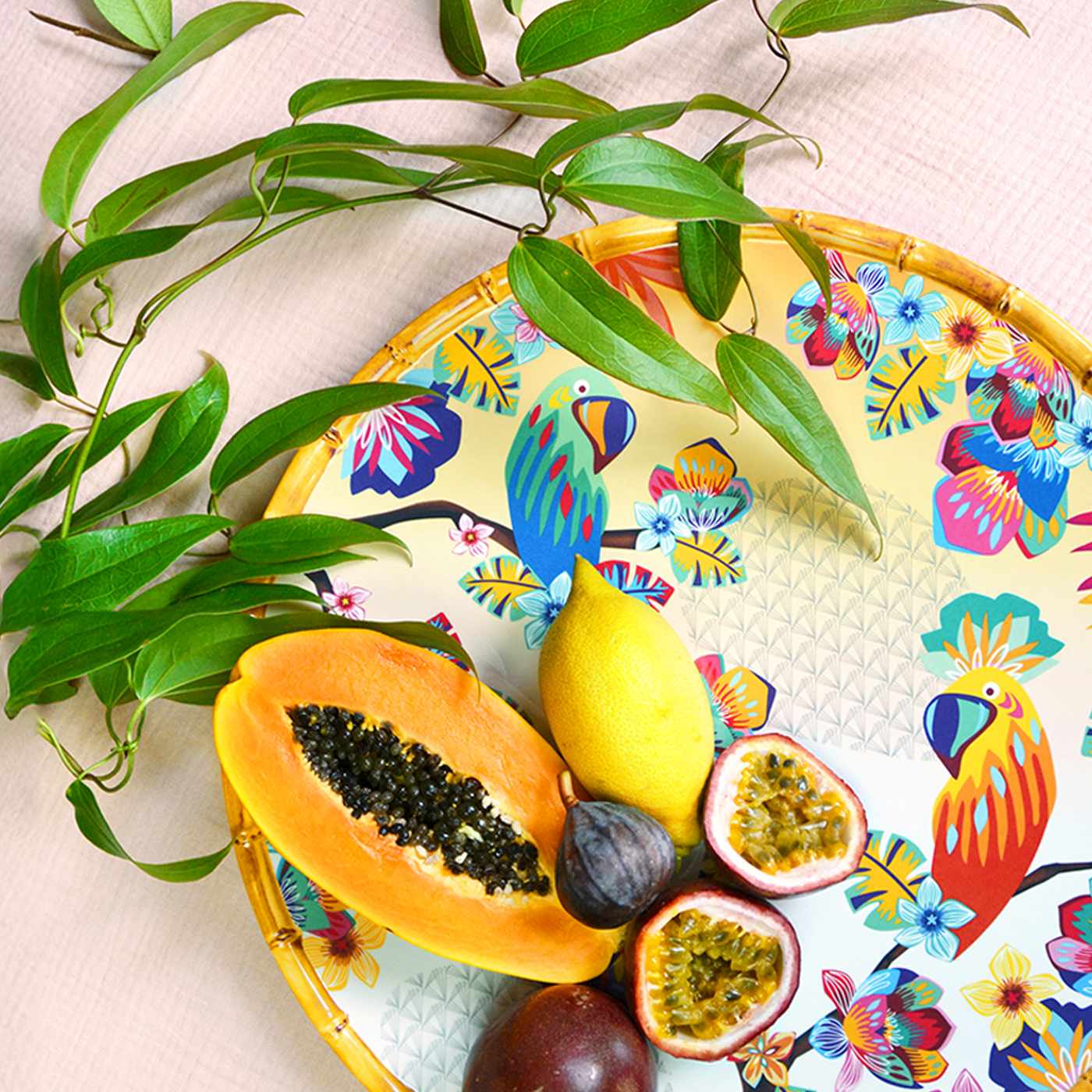 Round melamine serving dish with parrots - Ø 35,5 cm