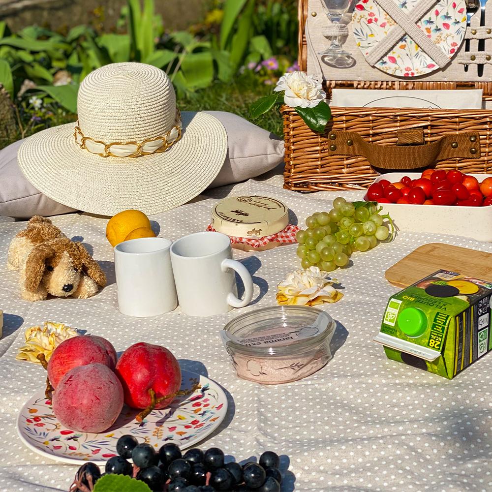 Waterproof picnic blanket beige with white polka dots XL