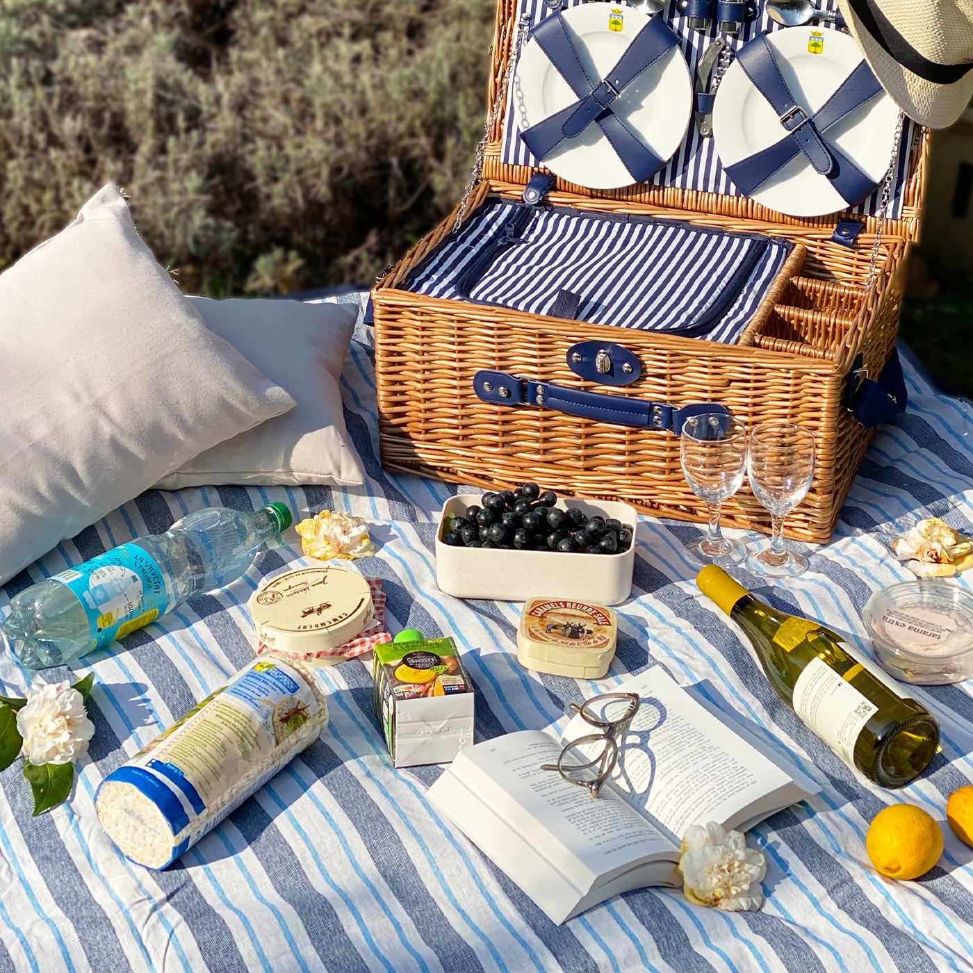 Waterproof picnic blanket blue and white stripes XL
