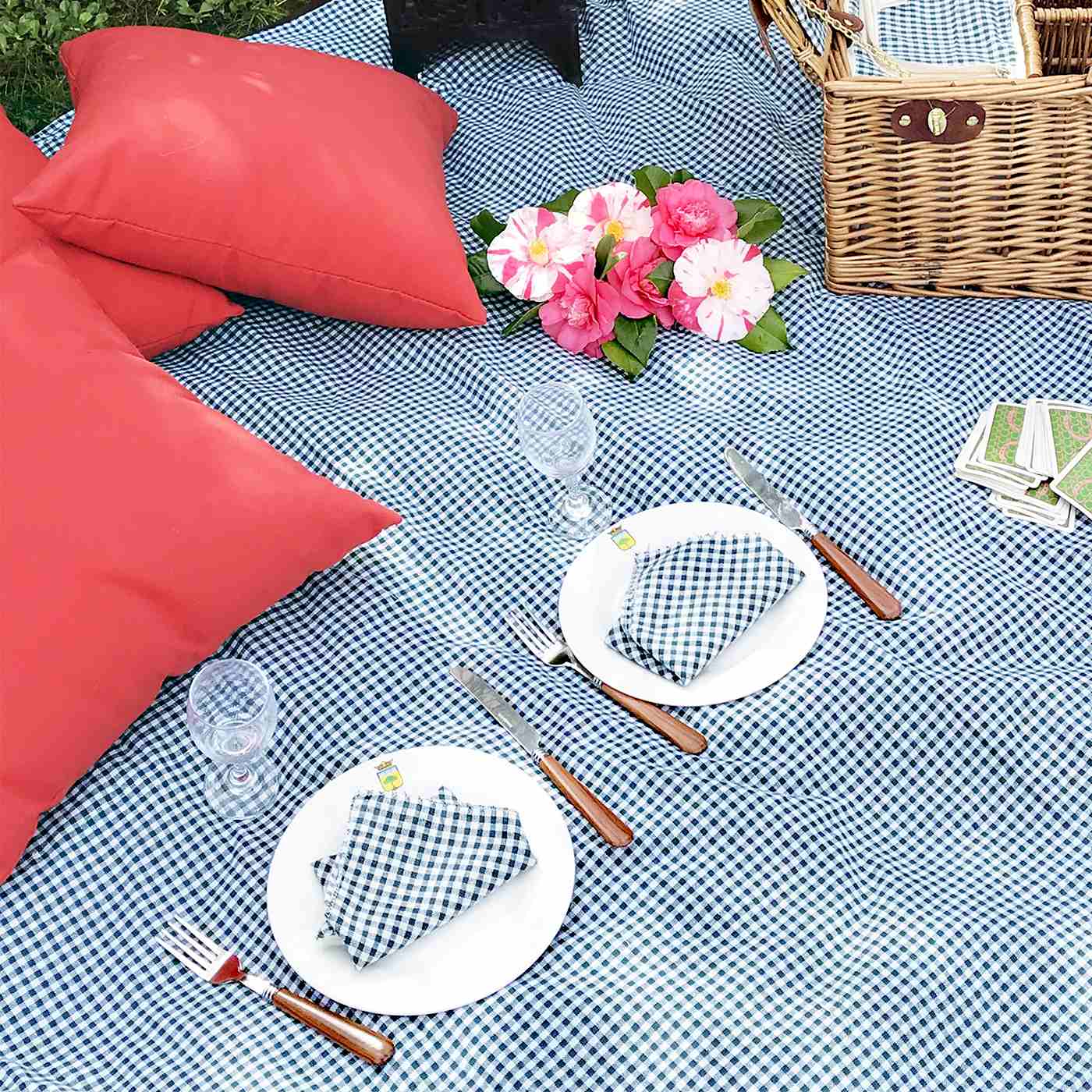 Waterproof picnic blanket dark green and white gingham
