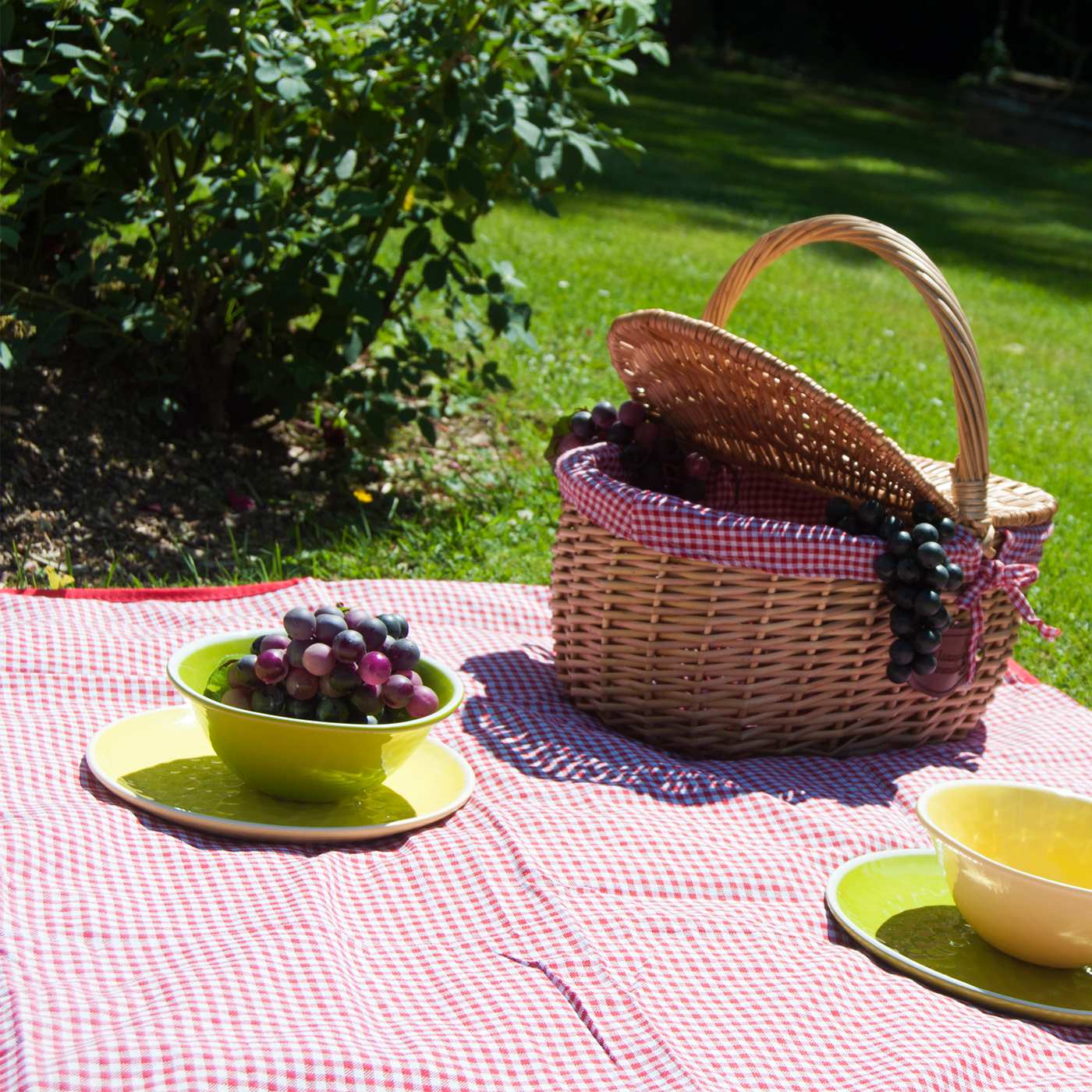 Waterproof picnic blanket red and white gingham XL