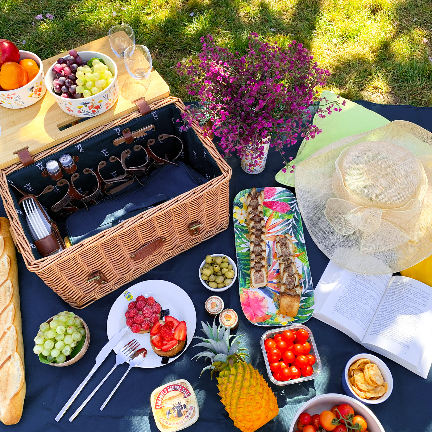 Leather picnic basket with table Saint-Honoré blue- 4 person