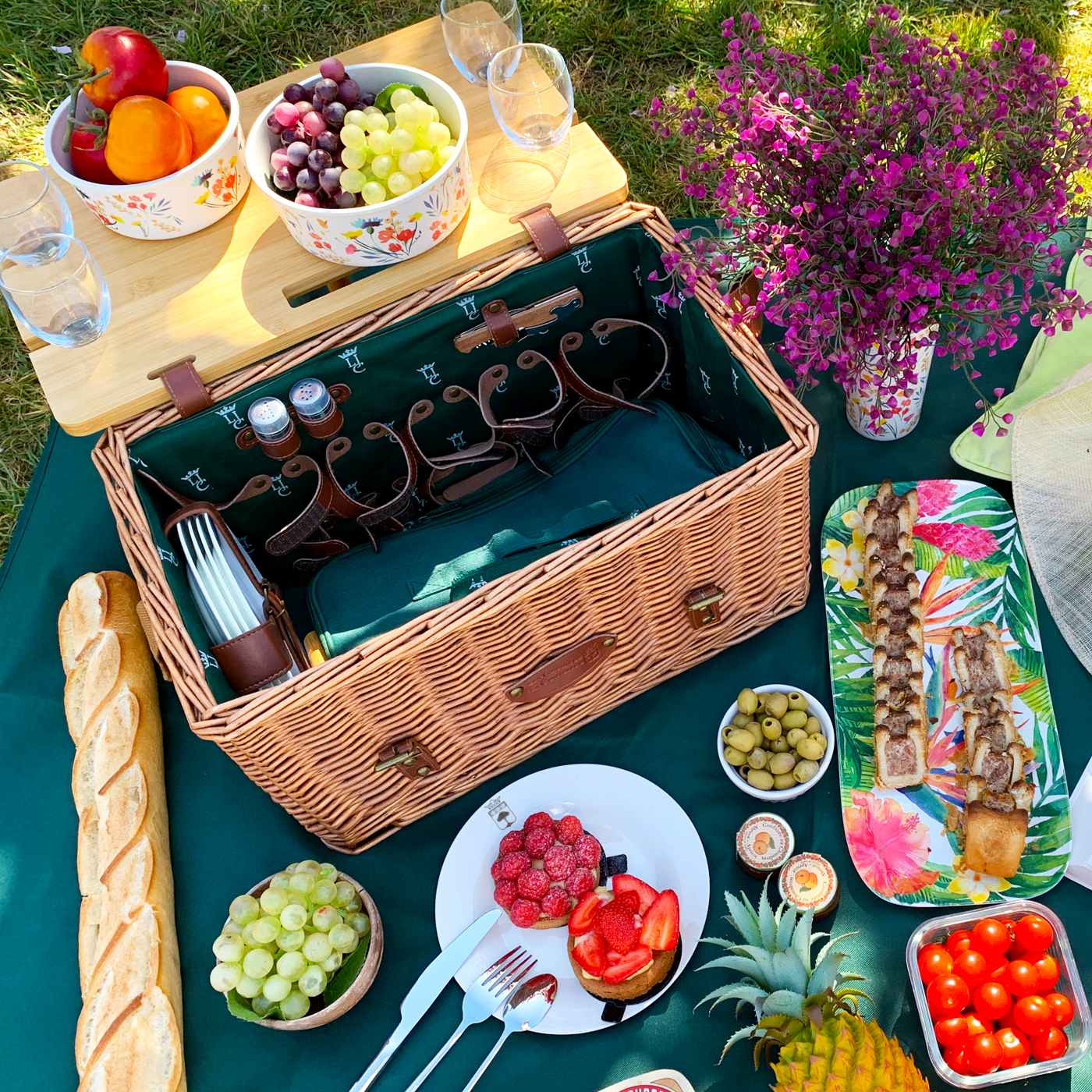 Leather picnic basket with table Saint-Honoré green - 4 person
