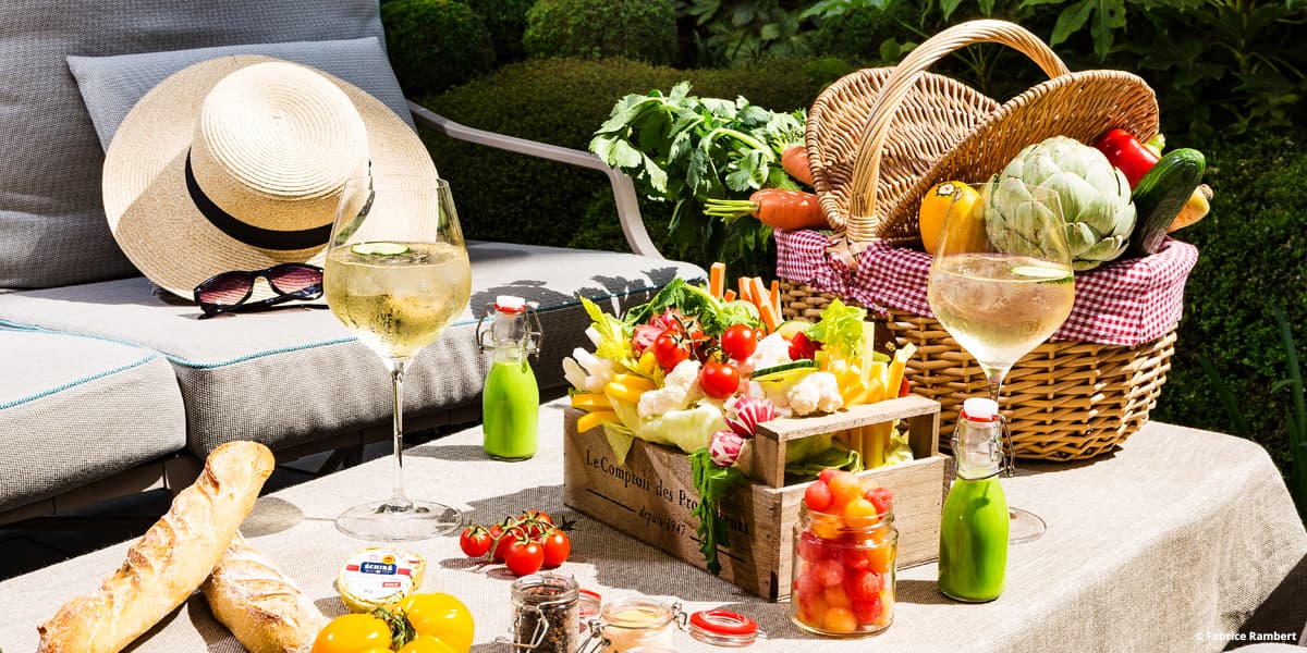 Wicker picnic basket campagne