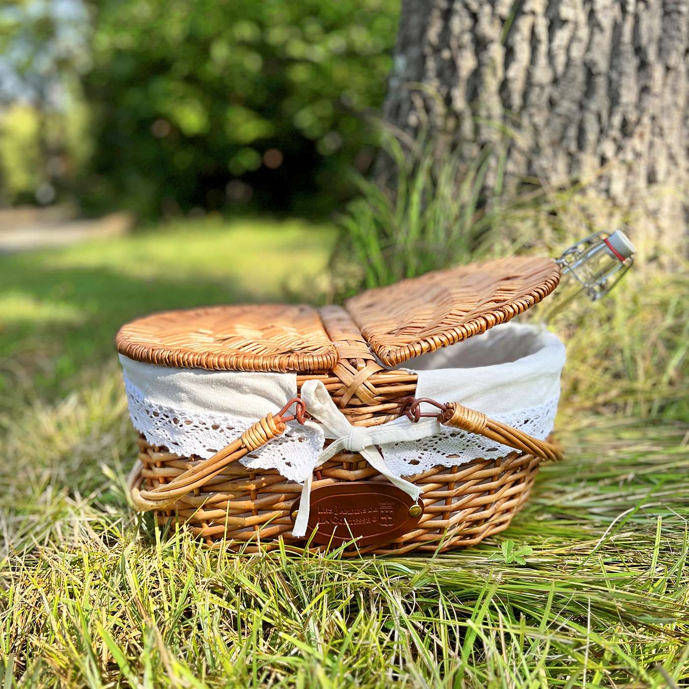 Wicker Basket with Lace Fabric Linen