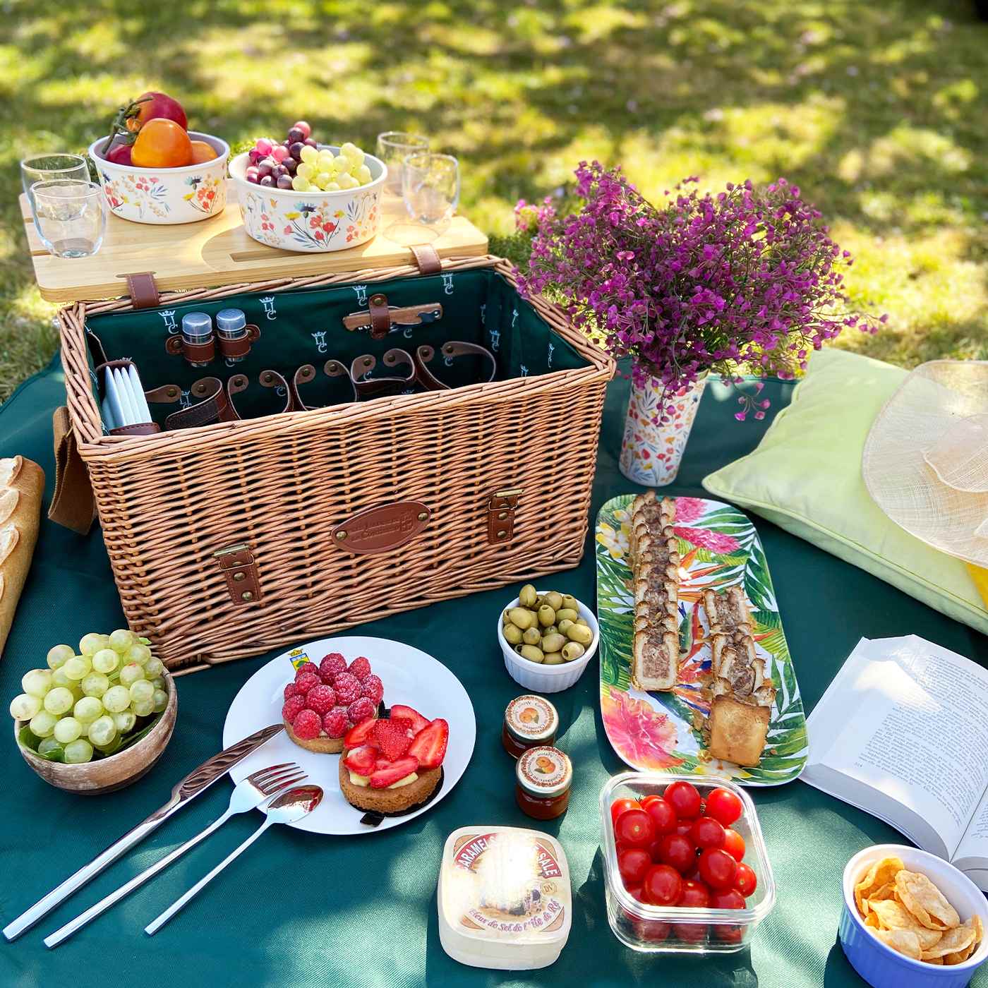 Leather picnic basket with table Saint-Honoré green - 4 person