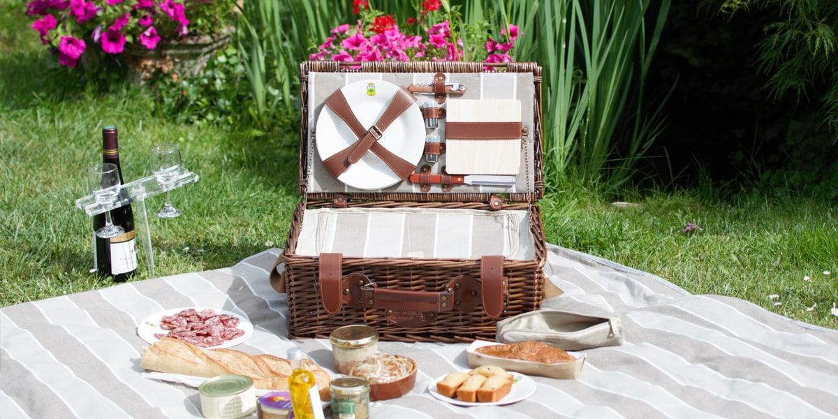 Wicker picnic basket amboise