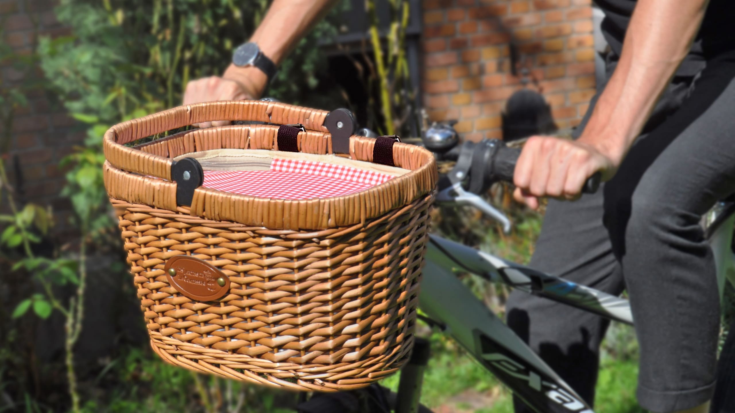 Isothermal bicycle basket