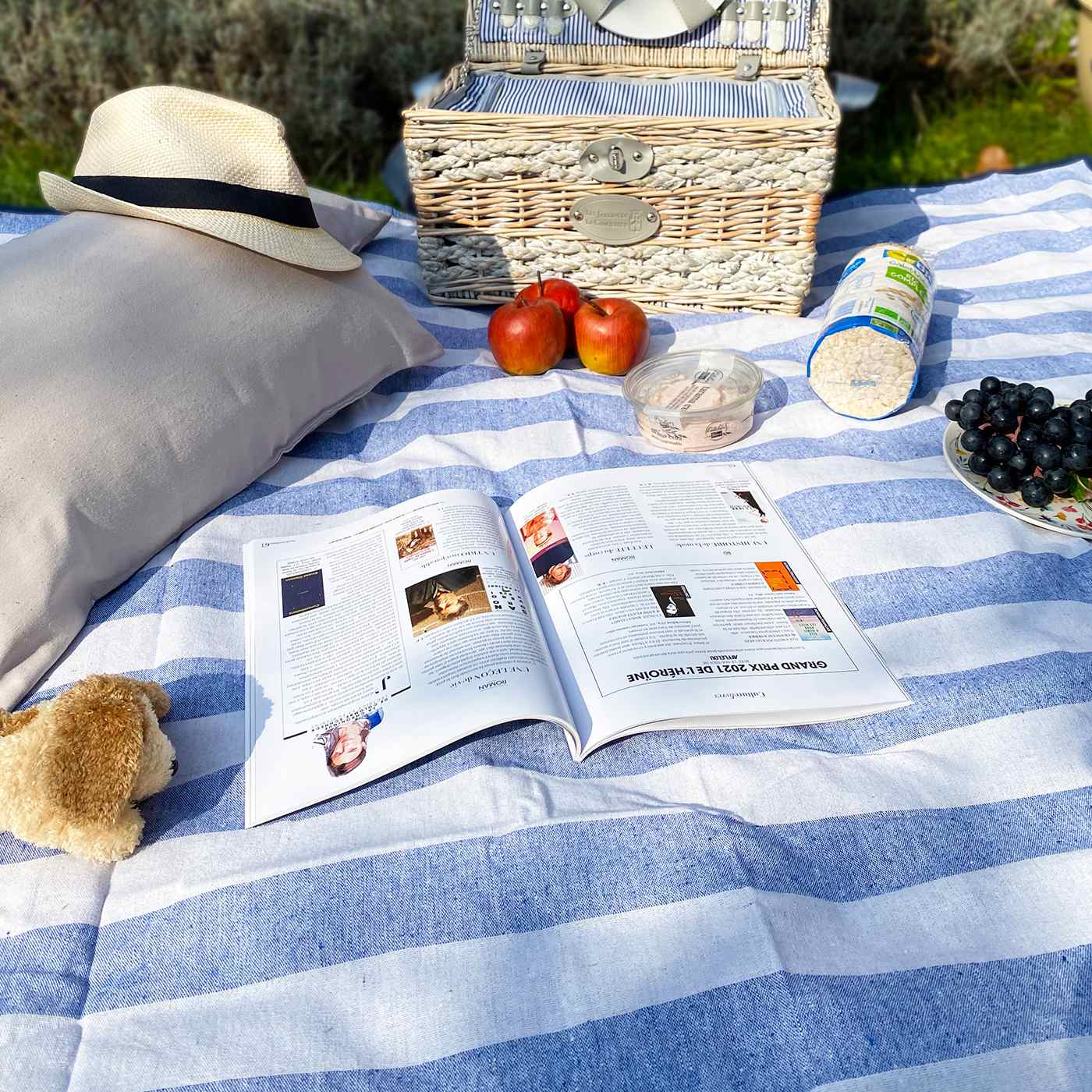 Waterproof picnic blanket blue sky and white XL