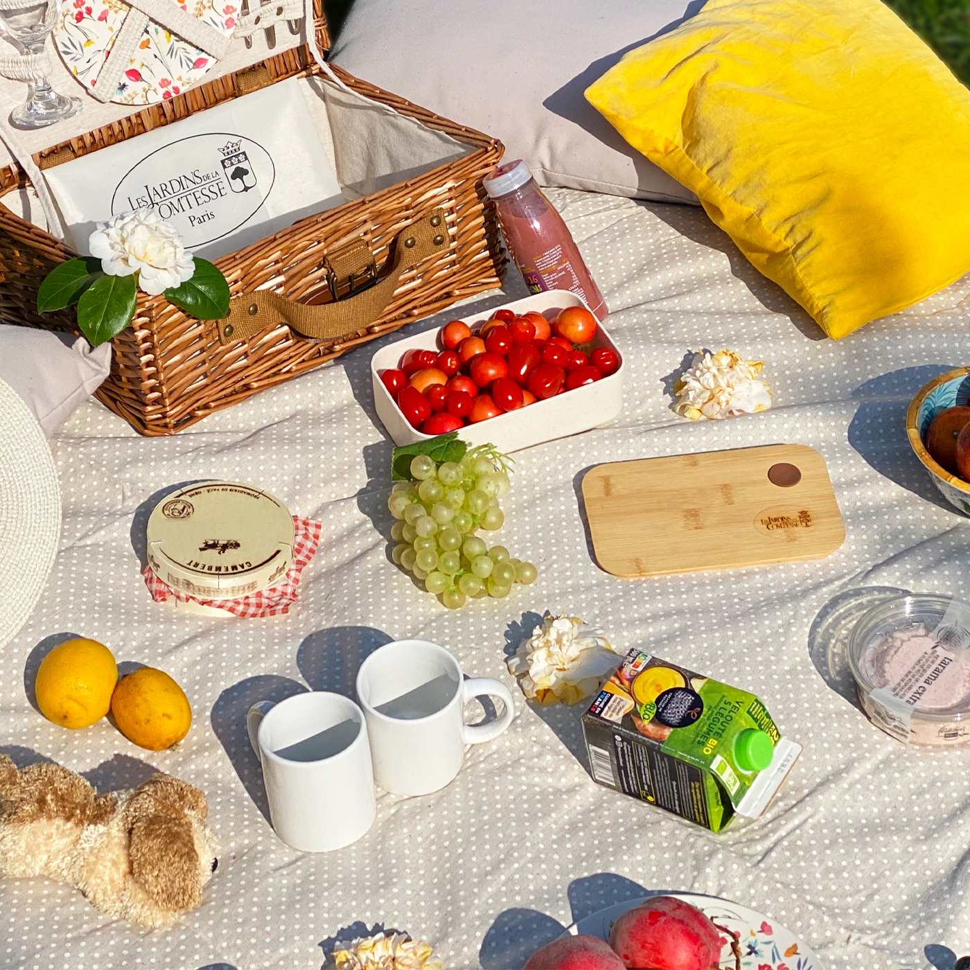 Waterproof picnic blanket beige with white polka dots