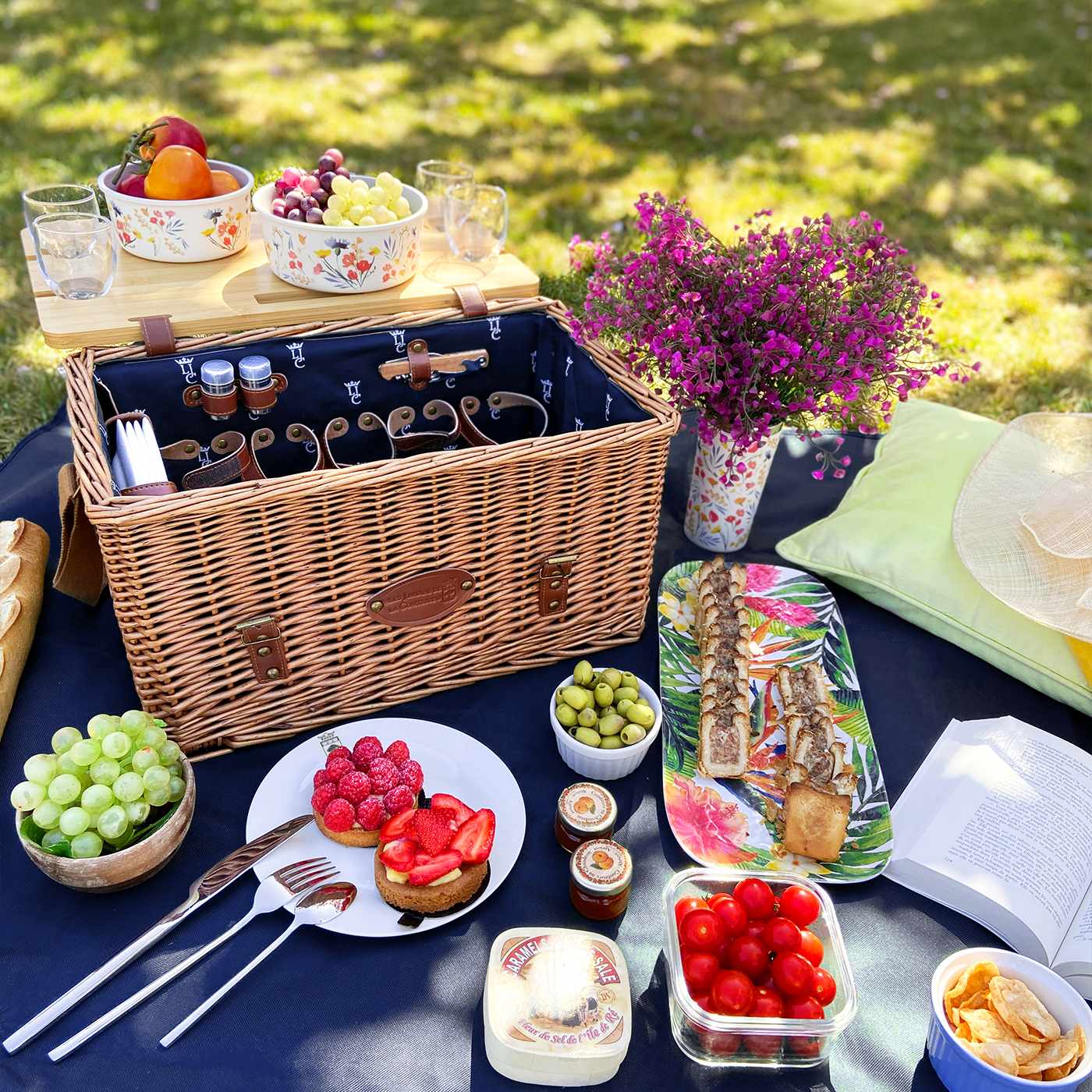 Leather picnic basket with table Saint-Honoré blue- 4 person